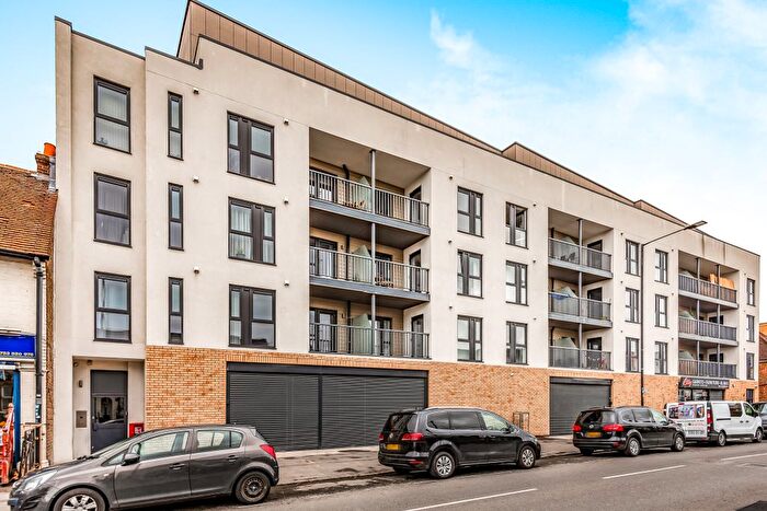 3 Bedroom Flat To Rent In Lyons Way, Slough, SL2