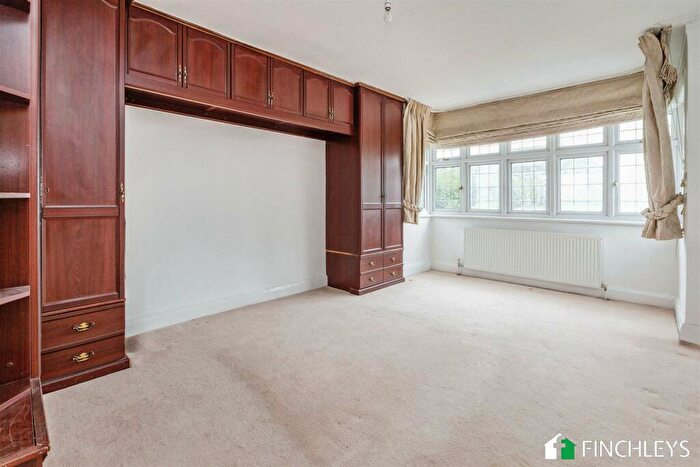 5 Bedroom Detached House For Sale In Chase Side, Southgate, N14