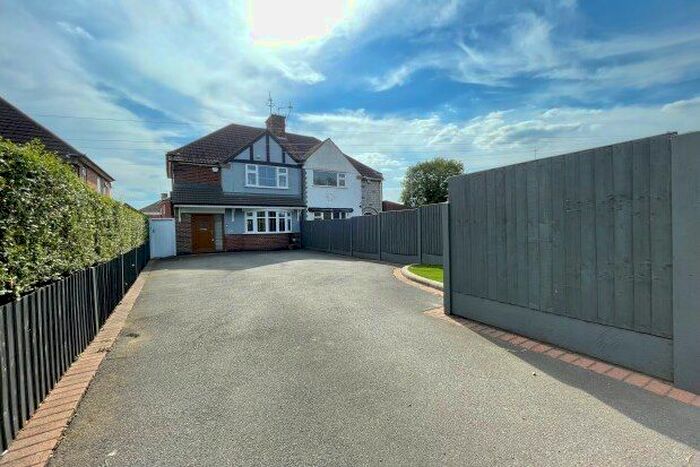 3 Bedroom Property To Rent In Braunstone Lane, Leicester, LE3