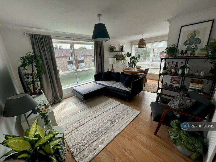 2 Bedroom Flat To Rent In Inglewood Court, Reading, RG30