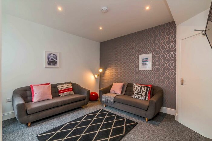 6 Bedroom Semi-Detached House To Rent In Derby Grove, Nottingham, NG7