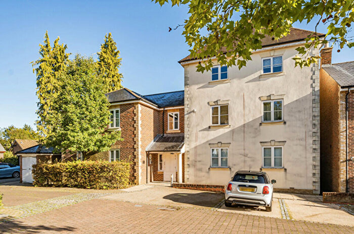 2 Bedroom Apartment For Sale In Loyd Lindsay Square, Winchester, Hampshire, SO22
