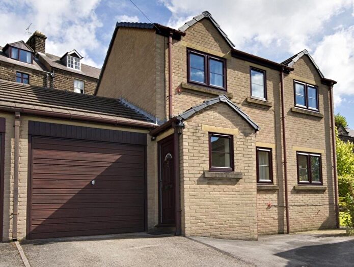 2 Bedroom Link Detached House For Sale In Wellfield Court, Matlock, DE4