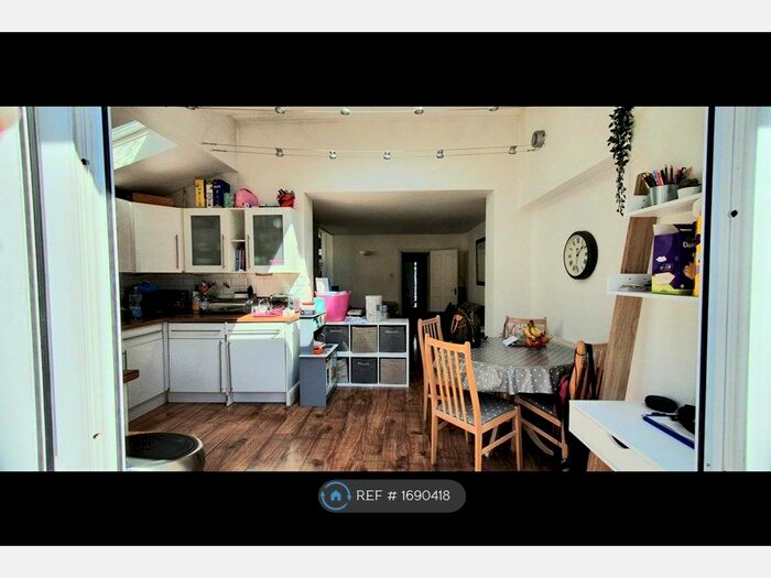 2 Bedroom Flat To Rent In Tooting, London, SW17