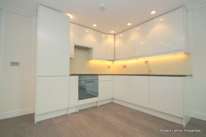 3 Bedroom Apartment To Rent In Archway Road, Highgate, N6