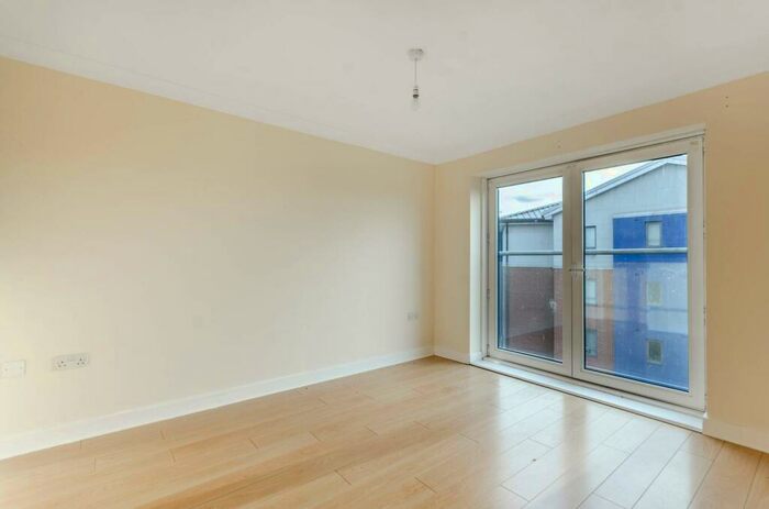2 Bedroom Flat For Sale In Cleeve Way, Sutton, SM1