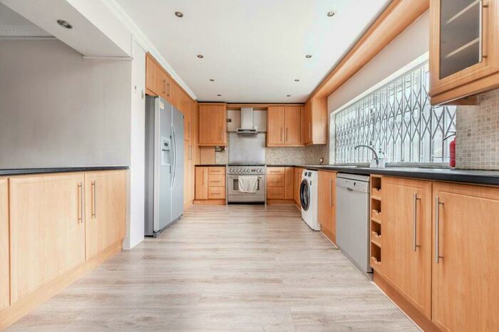 5 Bedroom Semi-Detached House To Rent In Elmcroft Gardens, Kingsbury, London, NW9