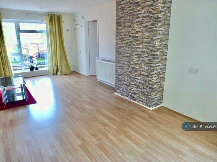 3 Bedroom Terraced House To Rent In Warwick Road, Stevenage, SG2