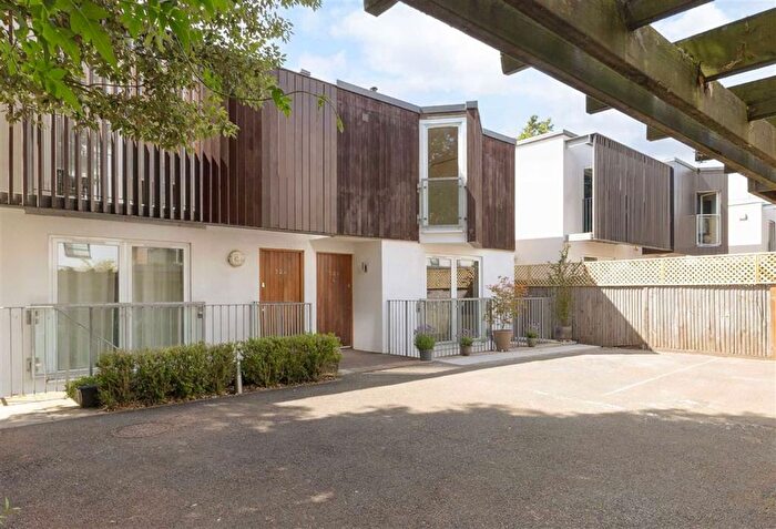 3 Bedroom Semi-Detached House For Sale In Kings Avenue, Clapham, SW4