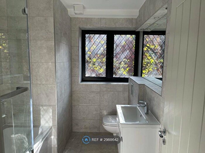 2 Bedroom Flat To Rent In High Street, Bushey, WD23