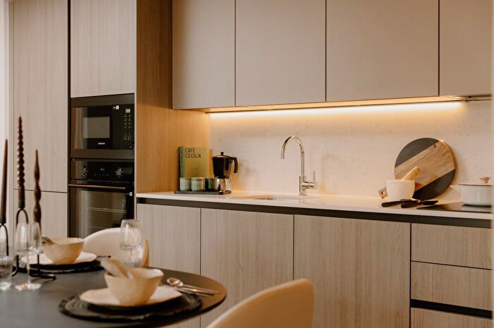 3 Bedroom Flat To Rent In London, SW11