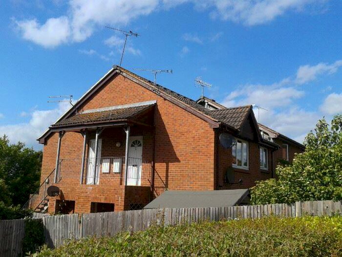 1 Bedroom Flat To Rent In St Peter's Gardens, Wrecclesham, GU10