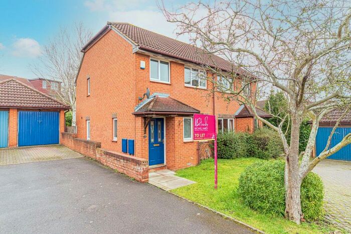 3 Bedroom Property To Rent In Saunders Close, Twyford, Reading, RG10