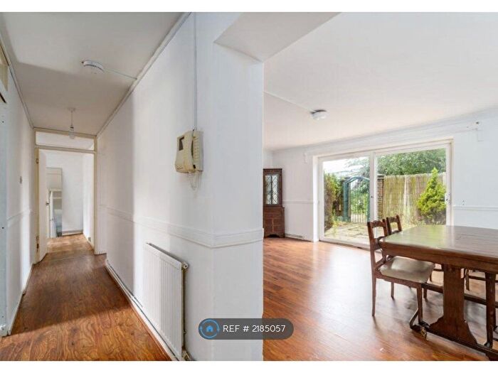 2 Bedroom Flat To Rent In Cranford Lane, Heston, Hounslow, TW5