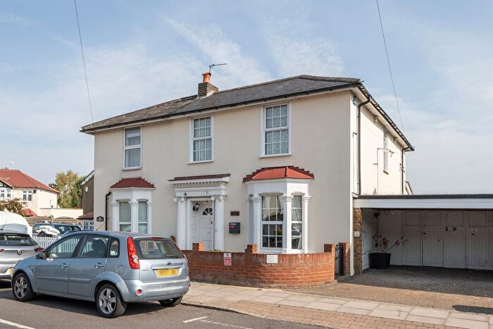 4 Bedroom Semi-Detached House For Sale In Churchbury Lane, Enfield, EN1