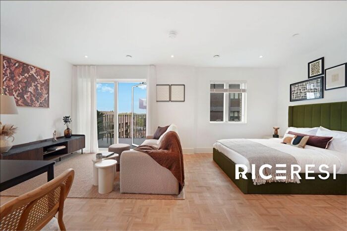 1 Bedroom Flat To Rent In Monarch Square, London, SW11