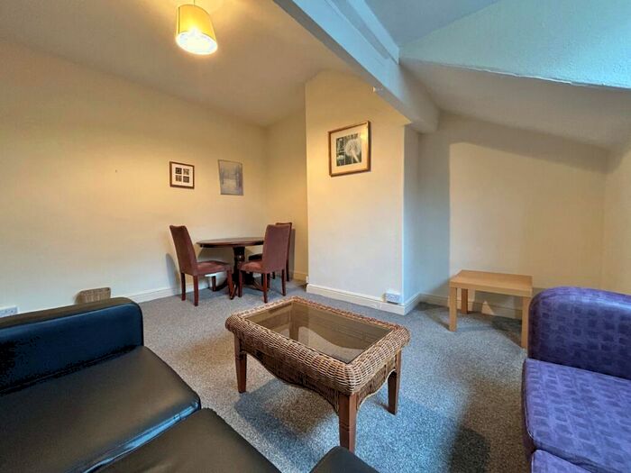 2 Bedroom Flat To Rent In Moorland Road, Hyde Park, Leeds, LS6