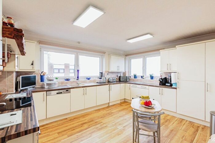 2 Bedroom Flat For Sale In North Promenade, Lytham St. Annes, Lancashire, FY8