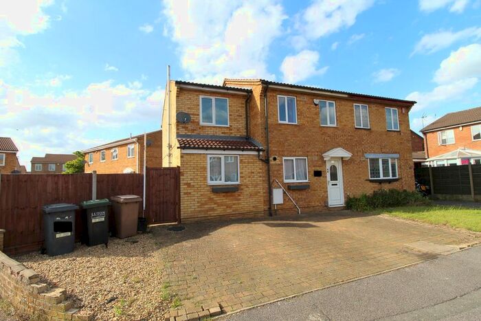 3 Bedroom Property To Rent In Weldon Close, Luton, LU2