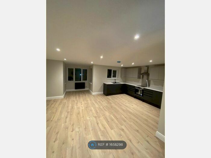 2 Bedroom Flat To Rent In Pinecroft Court, Welling, DA16