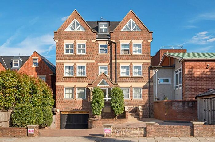 2 Bedroom Flat For Sale In Oakleigh Park South, Oakleigh Park, N20