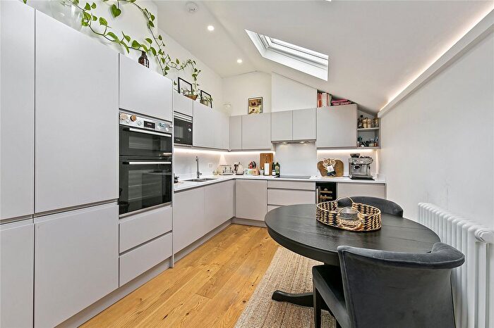 2 Bedroom Flat For Sale In Sandycombe Road, Kew, Surrey, TW9
