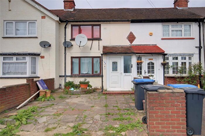 2 Bedroom End Of Terrace House For Sale In Stoneleigh Avenue, Enfield, EN1
