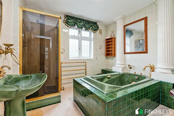 5 Bedroom Detached House For Sale In Chase Side, Southgate, N14