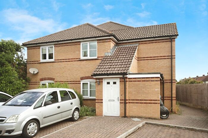 2 Bedroom Flat For Sale In Eastleigh Gardens, Taunton, TA1