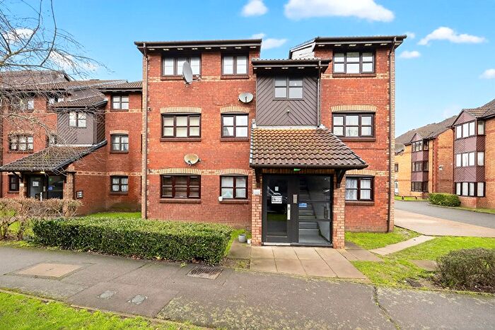 2 Bedroom Flat For Sale In Lowry Crescent, Mitcham, CR4