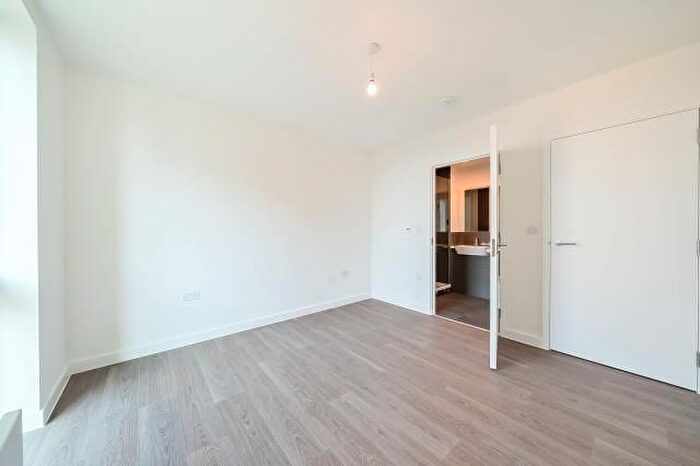 1 Bedroom Flat To Rent In New Road Triangle, Feltham, TW14