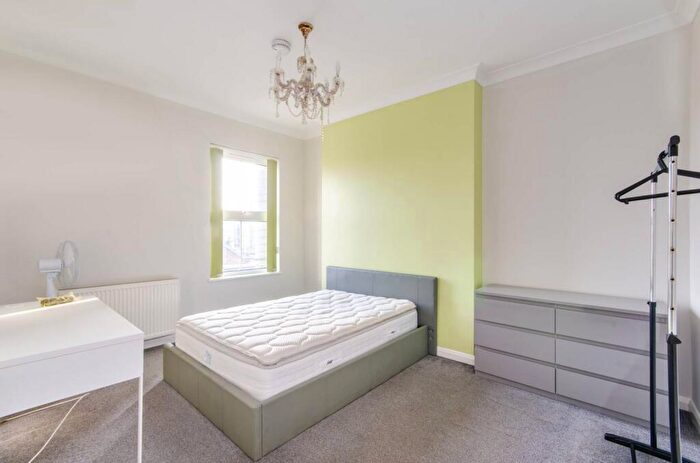 3 Bedroom Flat To Rent In Salusbury Road, Queen's Park, London, NW6