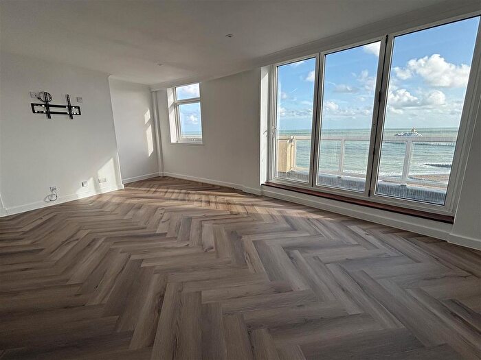 3 Bedroom Flat To Rent In Royal Parade, Eastbourne, BN22