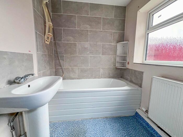 3 Bedroom Terraced House For Sale In Convamore Road, Grimsby, DN32