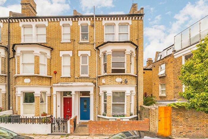 2 Bedroom Flat To Rent In Prideaux Road, Clapham North, SW9