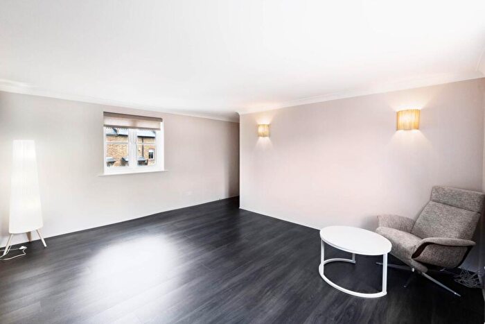 2 Bedroom Flat For Sale In Fulmar Close, Surbiton, KT5