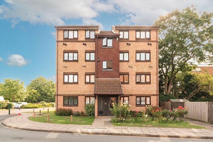 2 Bedroom Flat To Rent In Wicket Road, Perivale, UB6