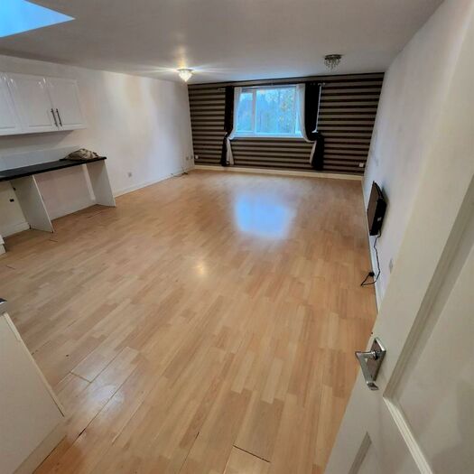 3 Bedroom Apartment To Rent In Sale Road, Manchester, M23