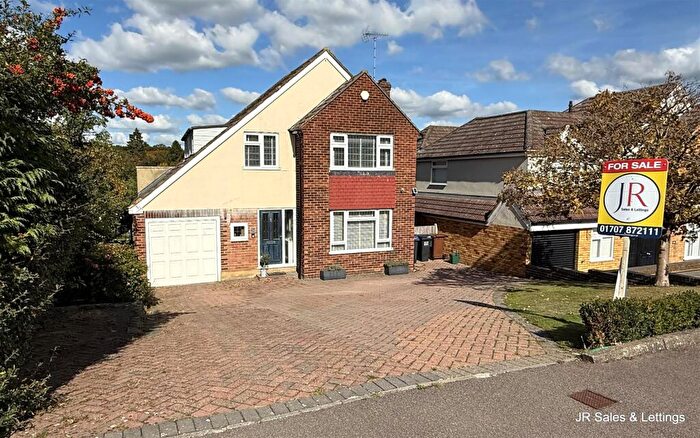 3 Bedroom Detached House For Sale In Warwick Avenue, Cuffley, EN6