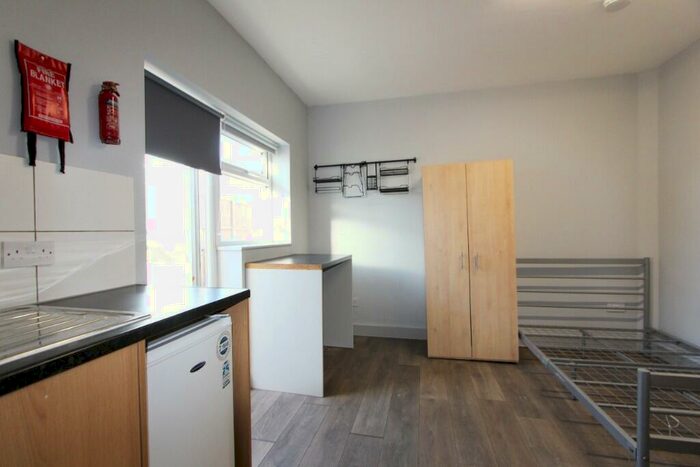 Studio To Rent In Woodville Gardens, London, NW11