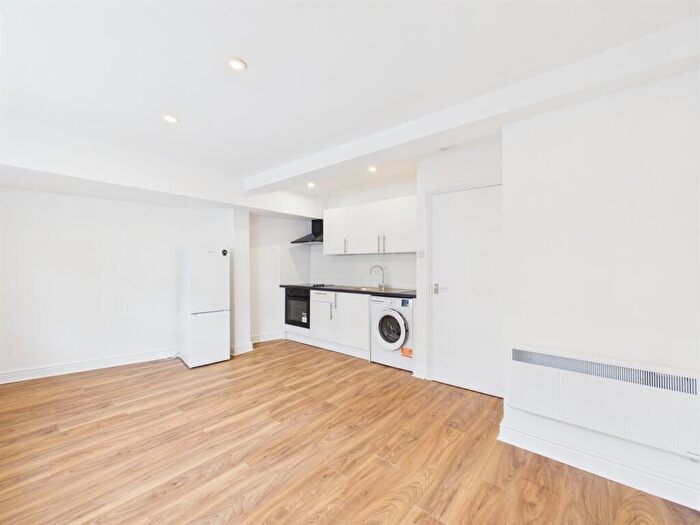 1 Bedroom Apartment To Rent In Bethnal Green Road, Shoreditch, E2