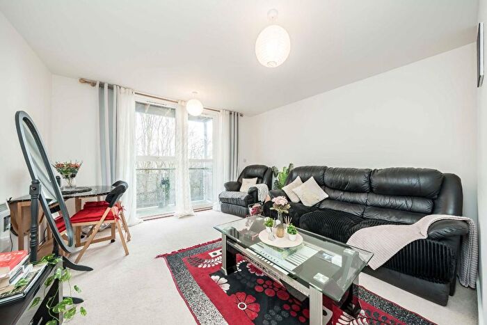 1 Bedroom Flat For Sale In Langhorn Drive, Twickenham, TW2