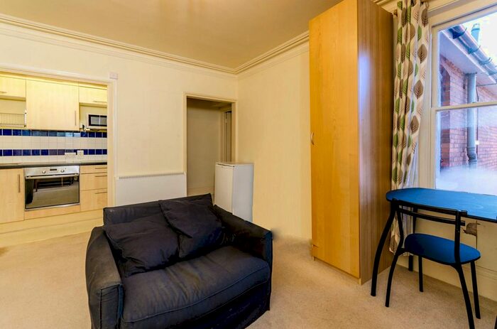 2 Bedroom Flat To Rent In York Road, Guildford, GU1