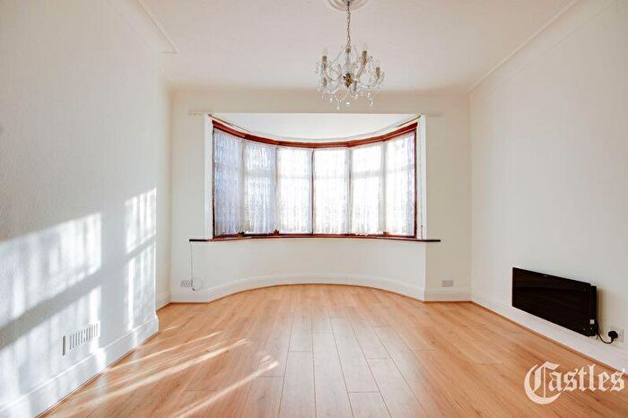 3 Bedroom Terraced House For Sale In North Circular Road, London, N13