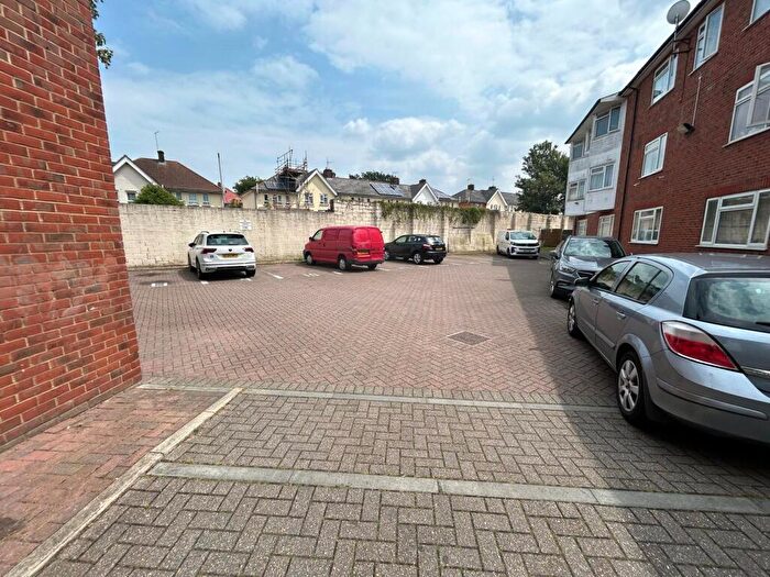 2 Bedroom Flat For Sale In Rochester Road, Gravesend, Kent, DA12