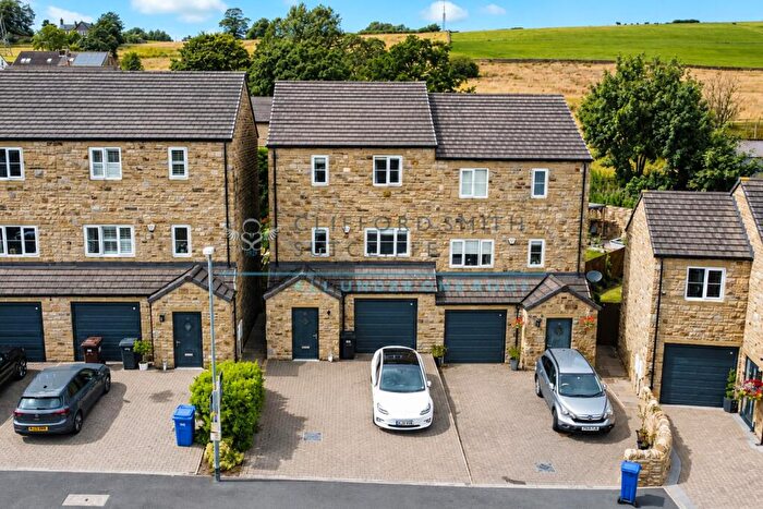 3 Bedroom Town House For Sale In Pendle Lane, Fence, BB12