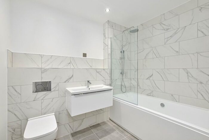 1 Bedroom Flat For Sale In Junction Court, Station Road, Watford, Hertfordshire, WD17