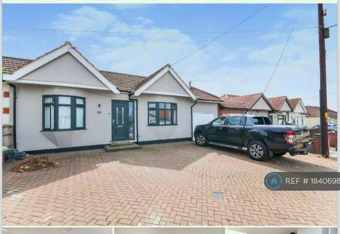 5 Bedroom Bungalow To Rent In Central Avenue, Corringham, Stanford-Le-Hope, SS17