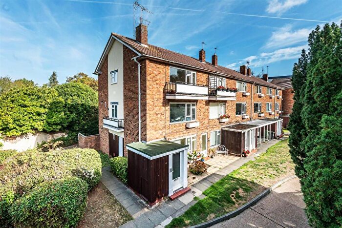 2 Bedroom Apartment For Sale In Linden Court, Leatherhead, KT22