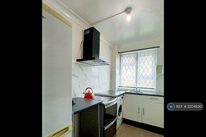 2 Bedroom Flat To Rent In Thealby Close, Leeds, LS9